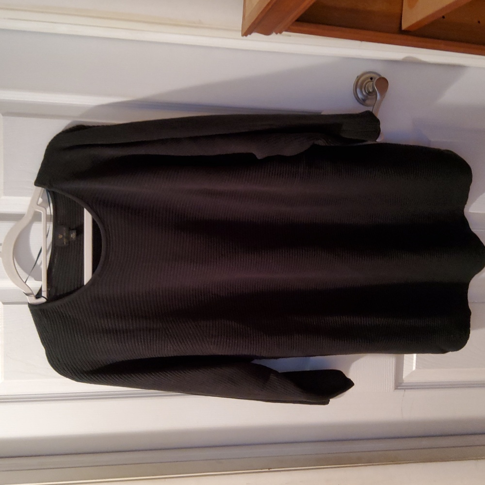 3/4 sleeve sweater with zippers on the bottom sides